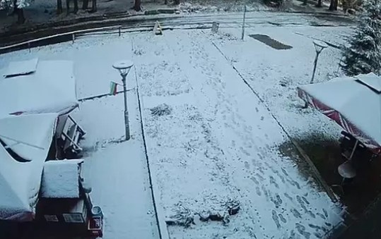 Тази нощ по високите части на Витоша са паднали около